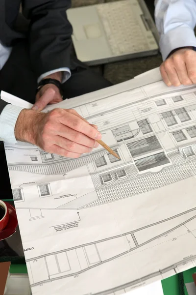 Architect debating over project details — Stock Photo, Image