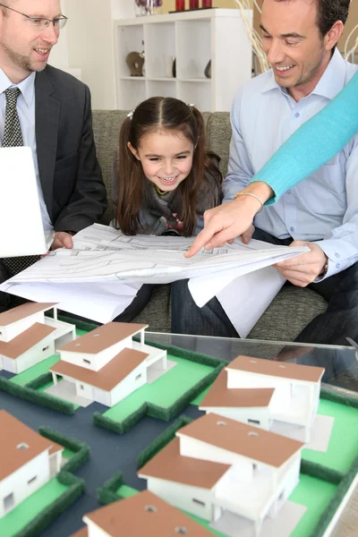Jonge gezin enthousiast over nieuwe huis — Stockfoto