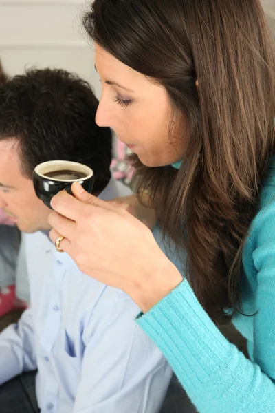 Έννοια του μακιγιάζコーヒーを飲むカップル — ストック写真