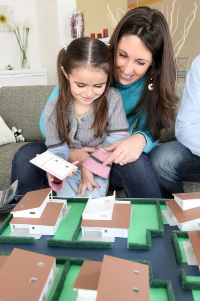 Mutter und Tochter schauen sich Wohnungen an — Stockfoto