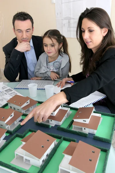 Rodiče ukazující dcera nový dům plány — Stock fotografie