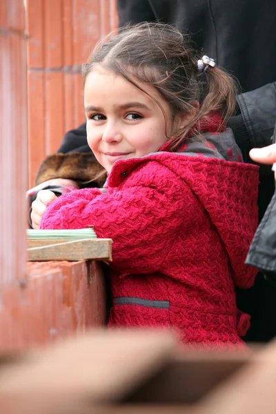 Маленькая девочка на строительной площадке — стоковое фото