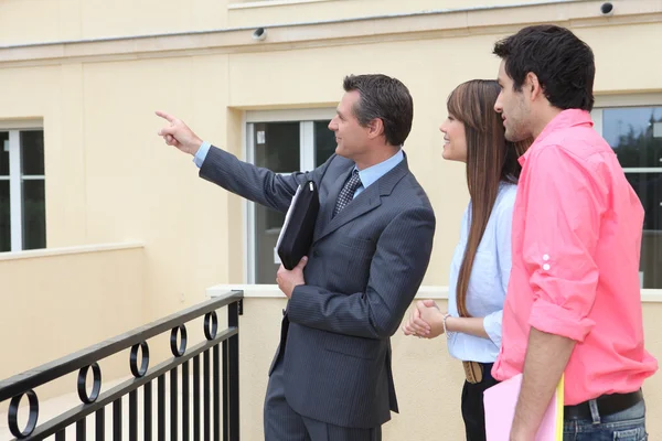 Couple and realtor showing property — Stock Photo, Image