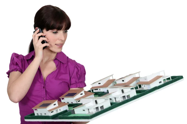 Zakenvrouw houden een architectonisch model — Stockfoto