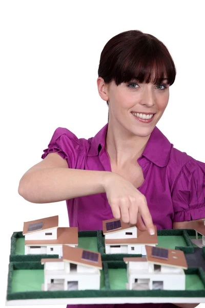 Kvinna arkitekt visar en modell — Stockfoto