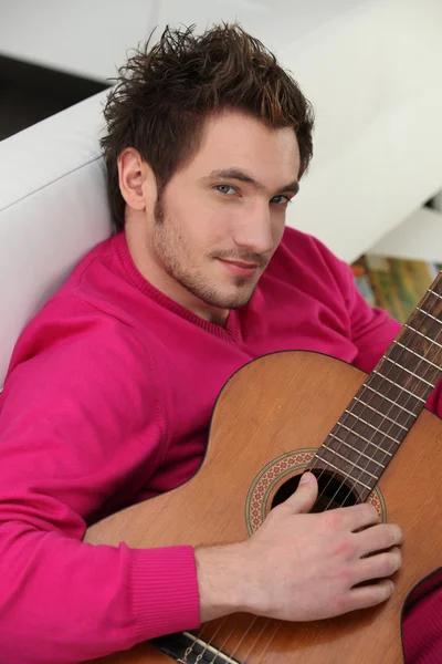 若い男がギターを弾く — ストック写真