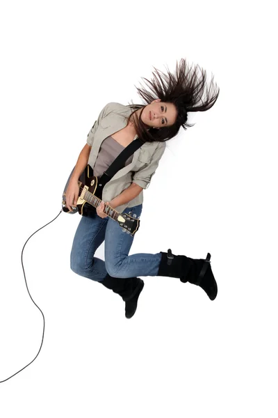 Junge Frau spielt E-Gitarre — Stockfoto