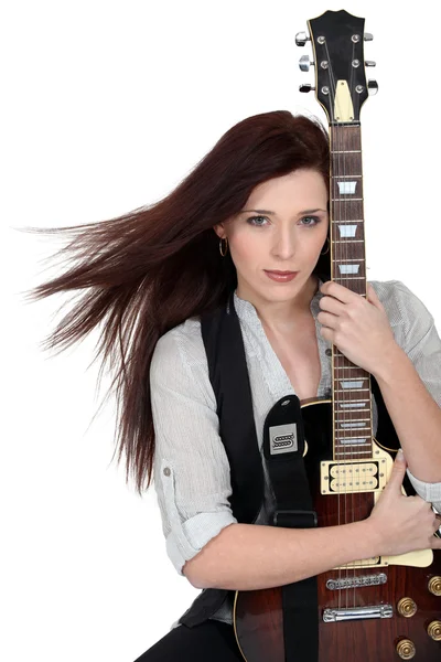 Donna che abbraccia la sua chitarra — Foto Stock