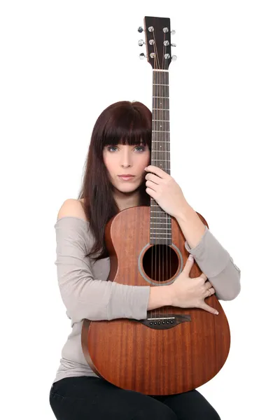 Brünette Frau mit Gitarre — Stockfoto