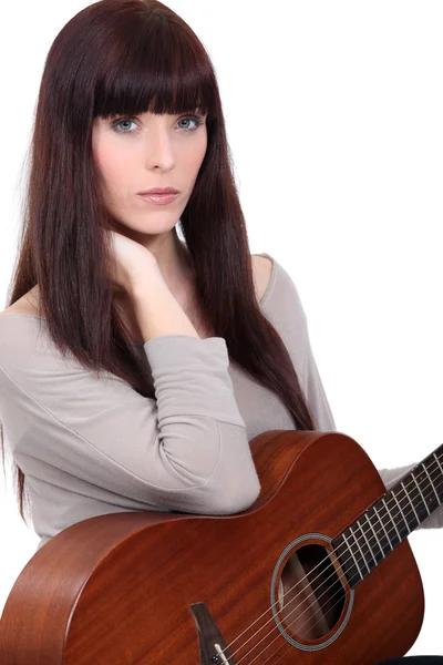 Wunderschöne Frau mit Gitarre — Stockfoto