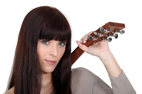 Vrouw met een gitaar — Stockfoto