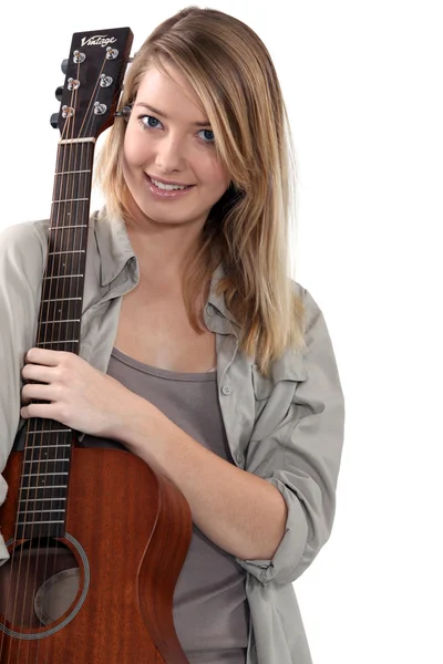 Młoda kobieta gra na gitarze — Zdjęcie stockowe