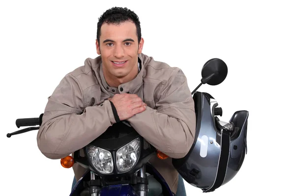 Mężczyzna na motocyklu z kaskiem na boku — Zdjęcie stockowe