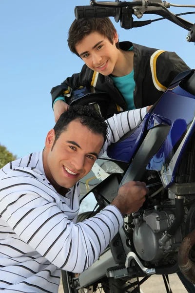 아버지와 아들이 오토바이와 — 스톡 사진