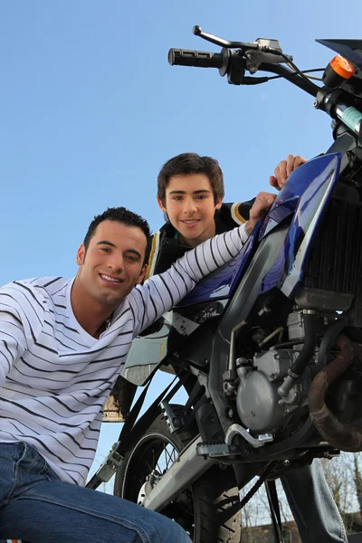 Vater und Sohn mit Motorrad — Stockfoto