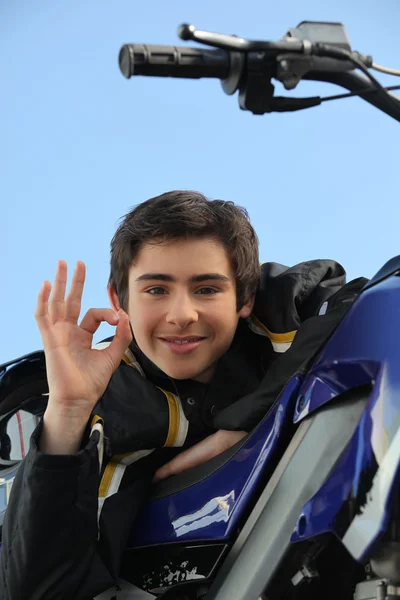 Мальчик-подросток на мотоцикле — стоковое фото