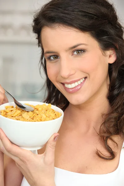 Morena mulher comendo cereais — Fotografia de Stock