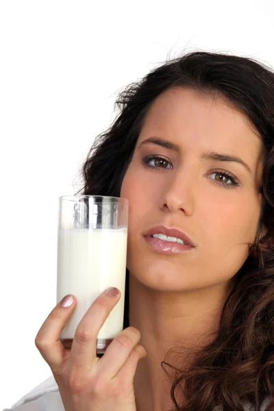 ミルクを持つ女性 — ストック写真