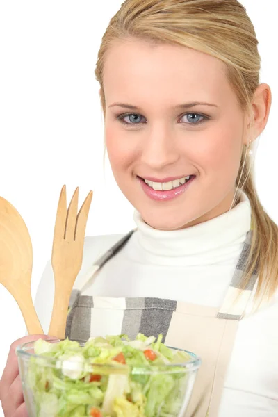 Blond meisje eten groene salade — Stockfoto