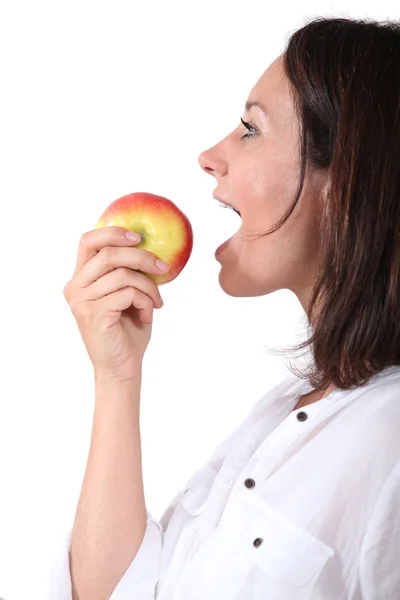 Mujer comiendo una manzana —  Fotos de Stock