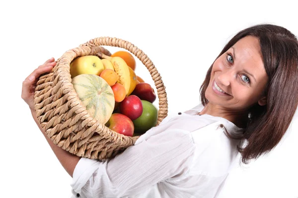 Mulher carregando cesta de frutas — Fotografia de Stock