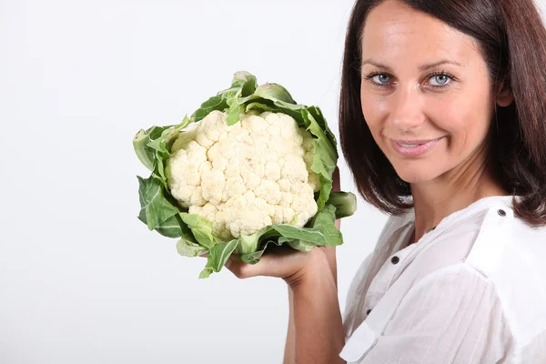 Жінка з цвітною капустою — стокове фото