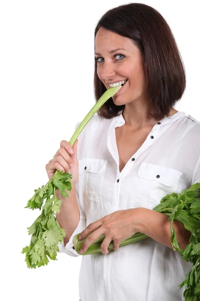 Žena křupe do celer — Stock fotografie