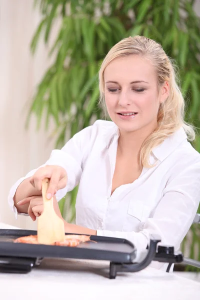 Mujer cocinando a la parrilla — Foto de Stock