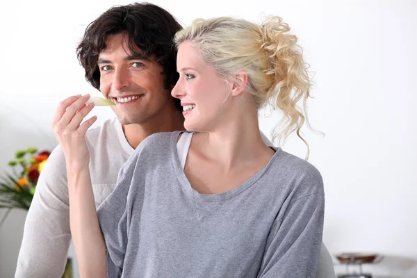 Couple casually stood in the kitchen — Stock Photo, Image
