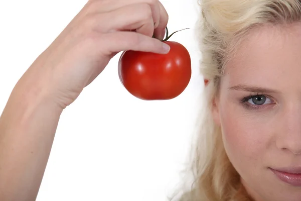 Блондинка с помидорами — стоковое фото
