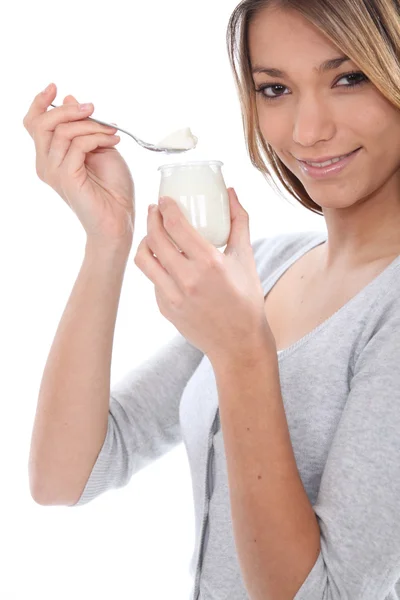 Frau isst Joghurt — Stockfoto