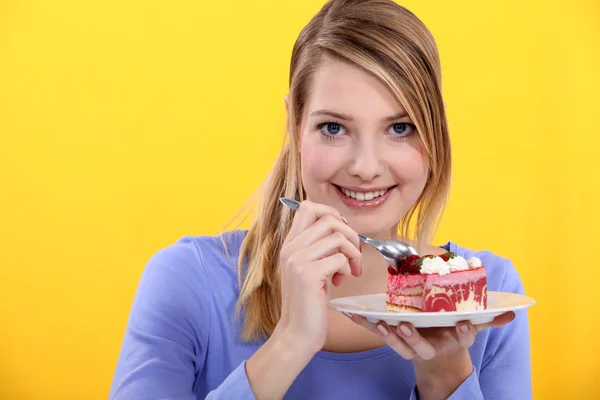 Mulher comendo um bolo de morango — Fotografia de Stock