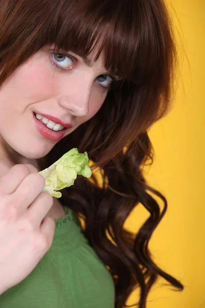 Žena s listy salátu — Stock fotografie