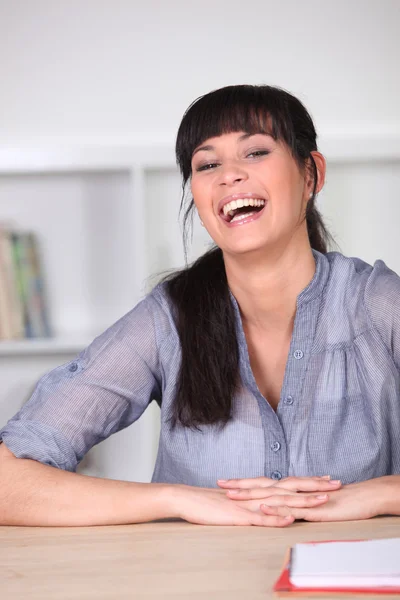 Kobieta śmieje — Zdjęcie stockowe