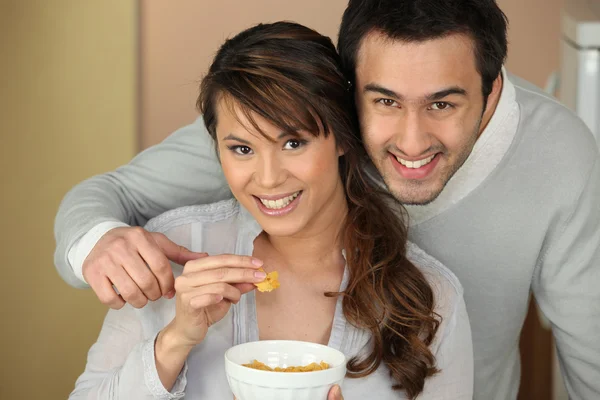 Couple eating from bowl — Stock Photo, Image