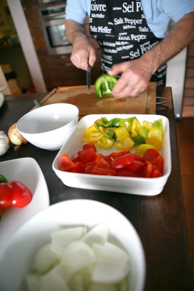 Man chopping peppers — Stock Photo, Image