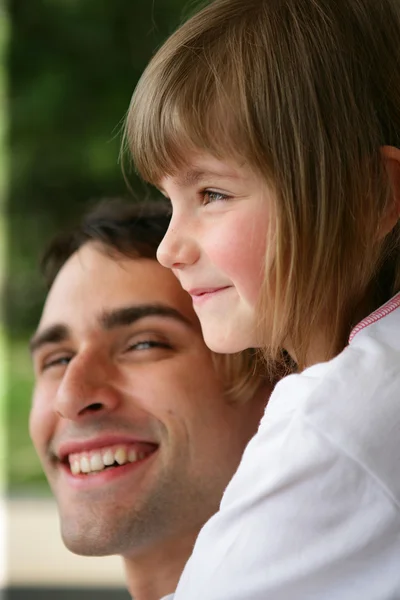 Sevimli küçük kız ile gülümseyen adam — Stok fotoğraf