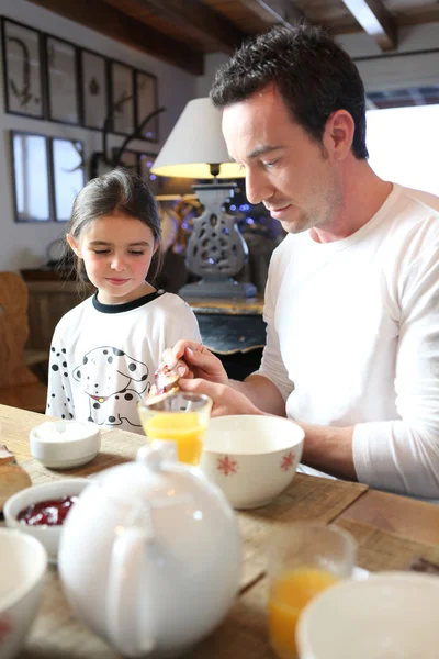 Pai e filha tomando café da manhã juntos — Fotografia de Stock