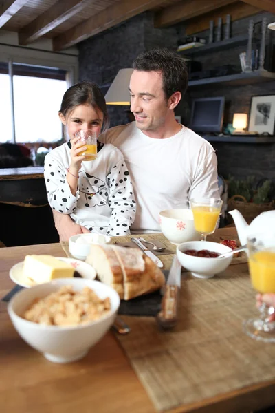 Man and little girl having breakfast — Stock Photo, Image