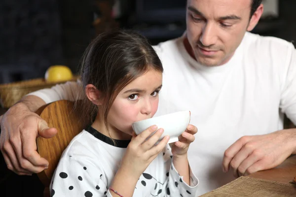 父亲和他的女儿吃早餐时 — 图库照片