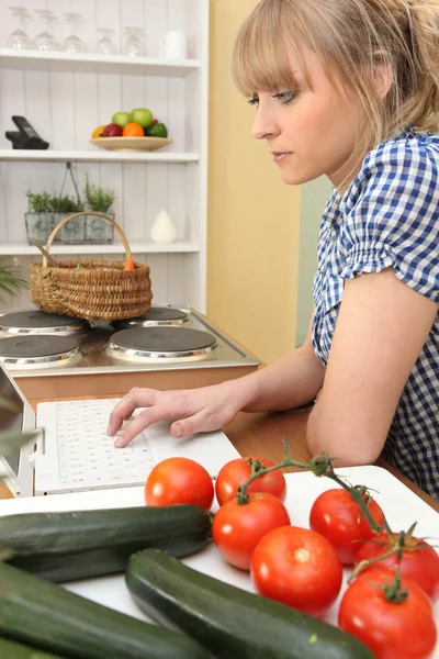 Woman looking for online recipe — Stock Photo, Image