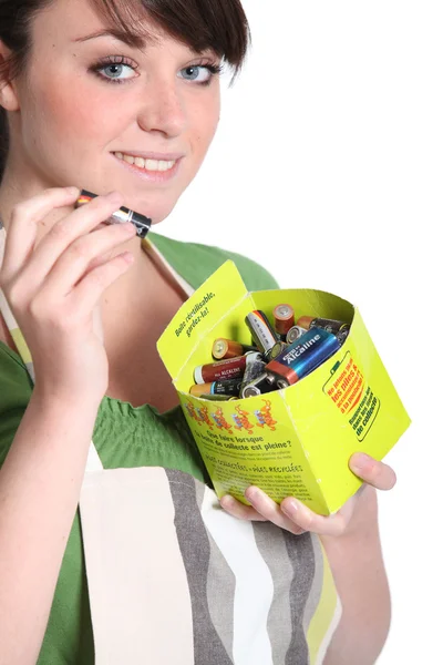 Frau recycelt Batterien — Stockfoto