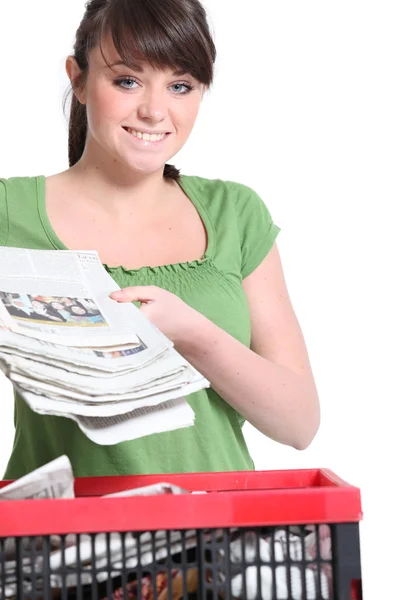 Vrouw recycling krant — Stockfoto