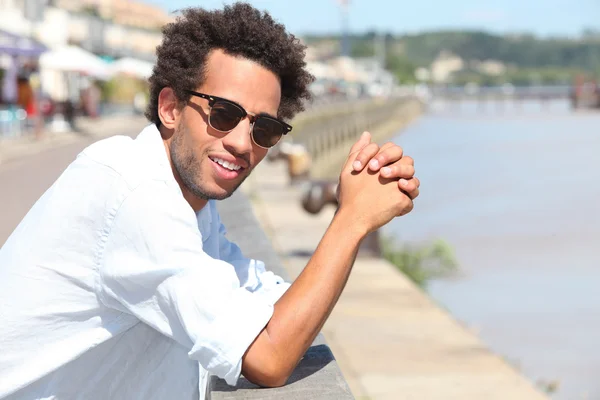 Man leunend op de balustrade — Stockfoto