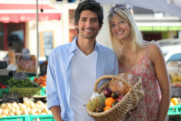 Paar kauft auf Markt ein — Stockfoto