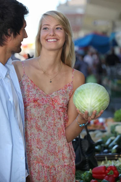 Couple buying vegetables — Stock Photo, Image