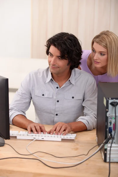 Muž pomáhá kolegům s počítači problém — Stock fotografie