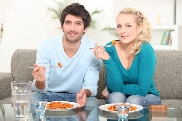 Пара сиділа, їдячи макарони — стокове фото