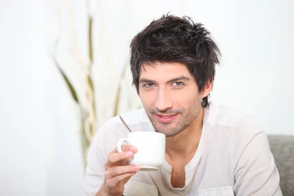 Homem com xícara de café — Fotografia de Stock