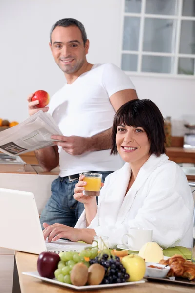 Casal tomando café da manhã na cozinha — Fotografia de Stock